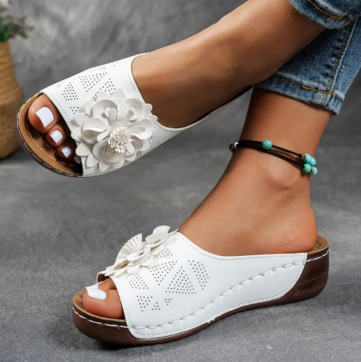 Women'S Floral Embellished Sandals - Comfortable Flat